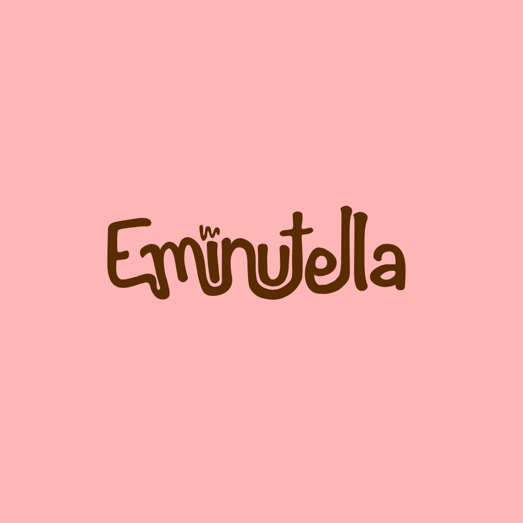 Logotipo café oscuro de Emmuella sobre un fondo rosado claro