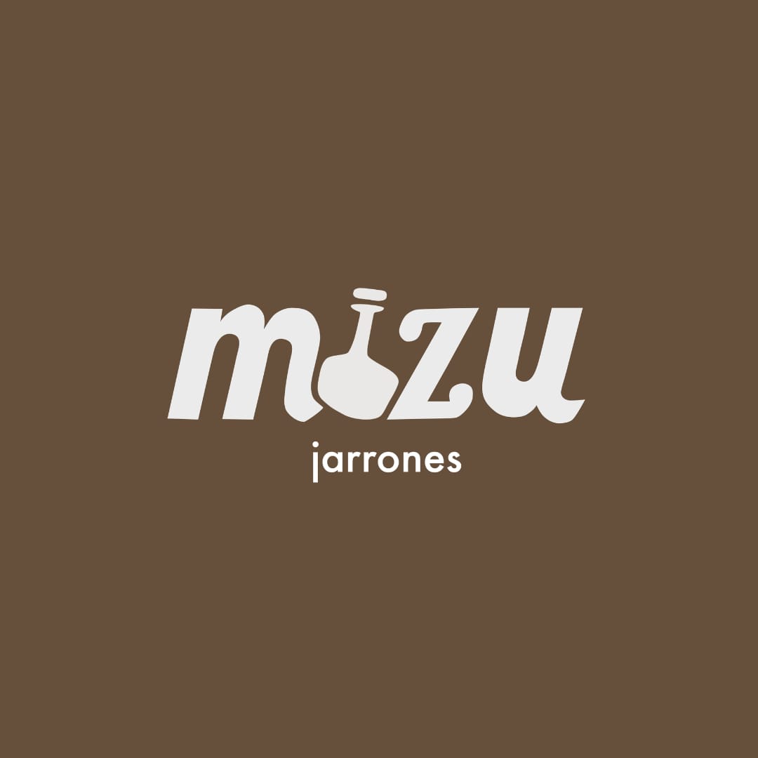 Logotipo tipográfico blanco de Mizu Jarrones sobre un fondo café cálido