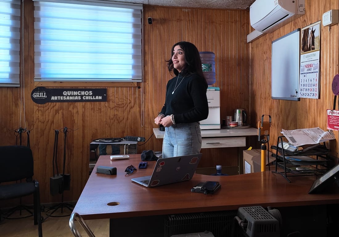 Facilitadora presenta junto a una pantalla durante un taller de liderazgo
