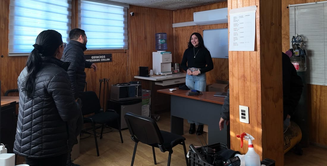 Antonella Dinis facilitando una sesión de coaching ante tres participantes