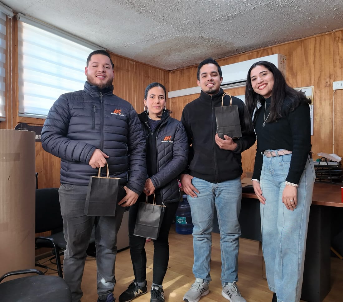 Antonella Dinis junto a tres participantes al finalizar un taller de liderazgo