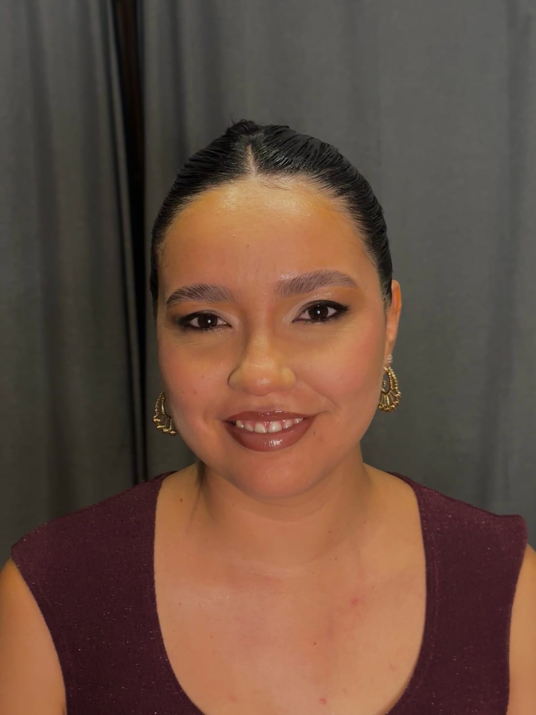Retrato de una clienta con maquillaje social en tonos cálidos